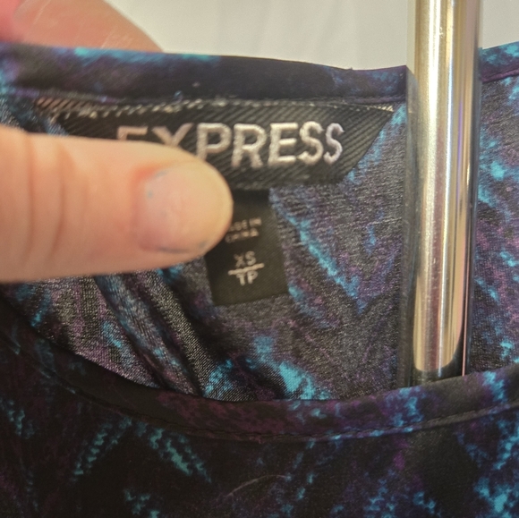 Express XS Women’s Chevron Print Short Sleeve Blouse Top - Picture 3 of 5